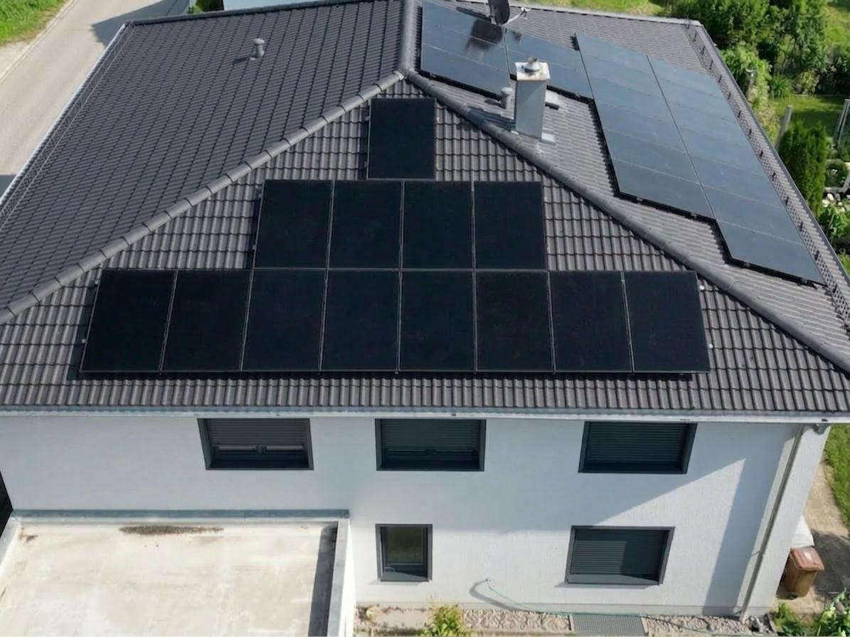 Von uns installierte PV-Anlage mit Full-Black-Modulen auf einem Ziegeldach