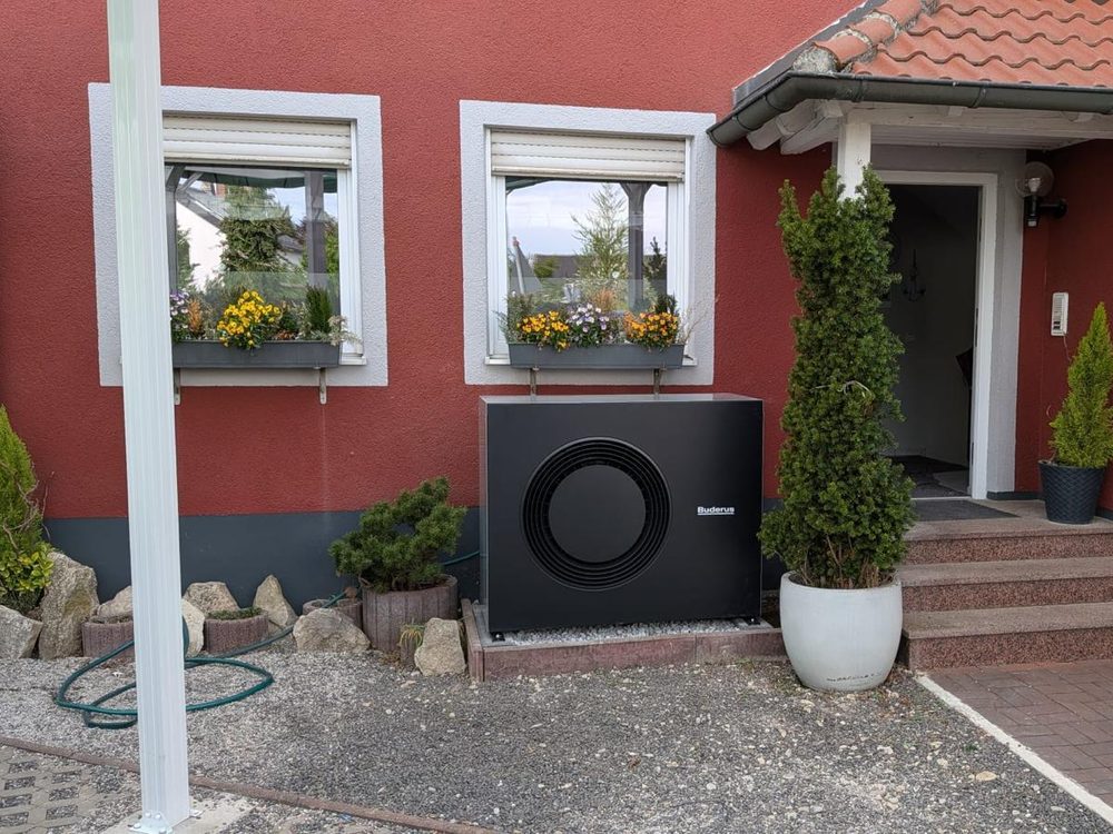 Wärmepumpe, harmonisch am Hauseingang platziert